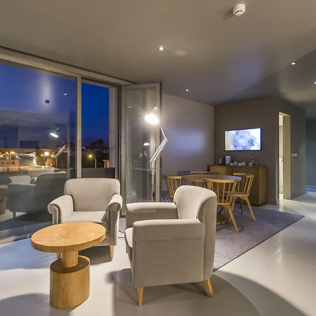 C Boutique ホテル 4*